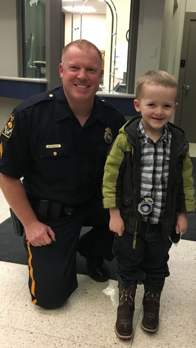 5-year-old boy gives Dunkin' Donuts gift cards to Omaha police officers ...