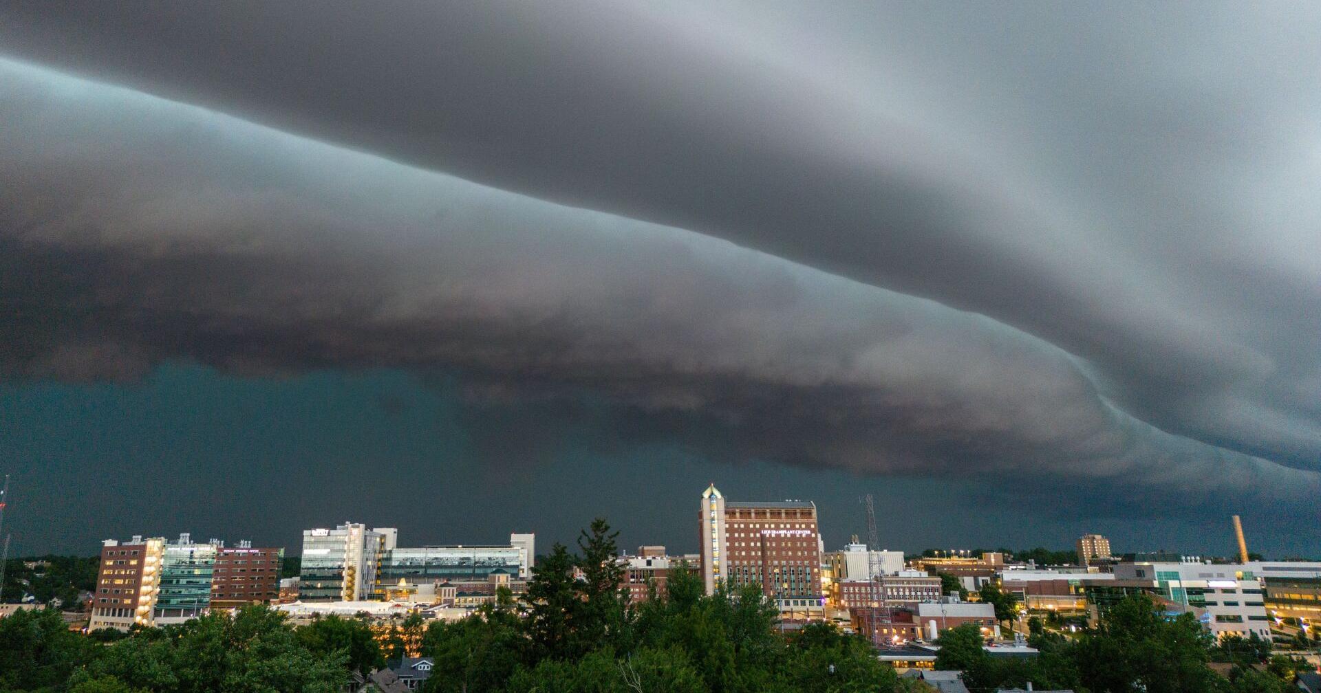 Crews work to restore power for thousands in Omaha area after severe thunderstorms - Vimarsana News