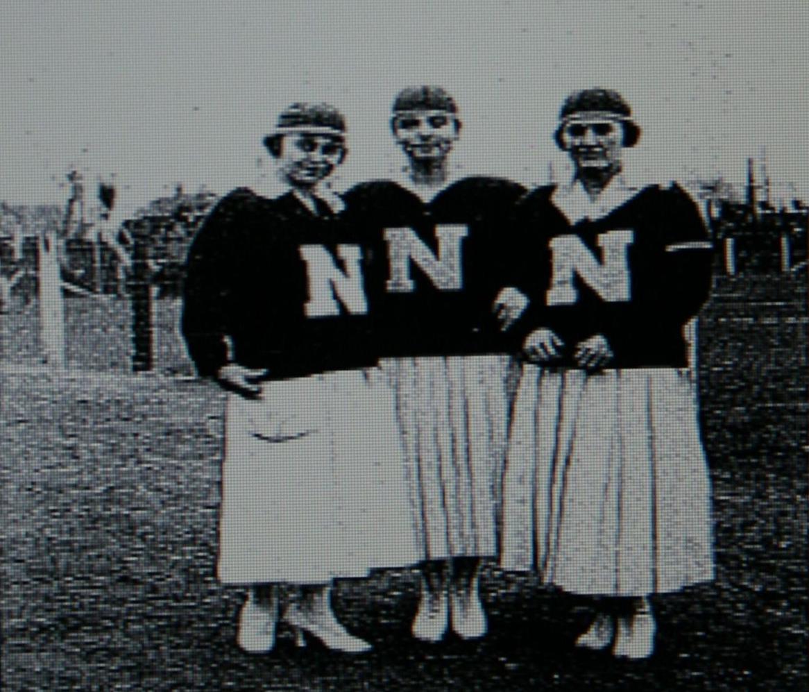 UNL cheerleaders, 1917