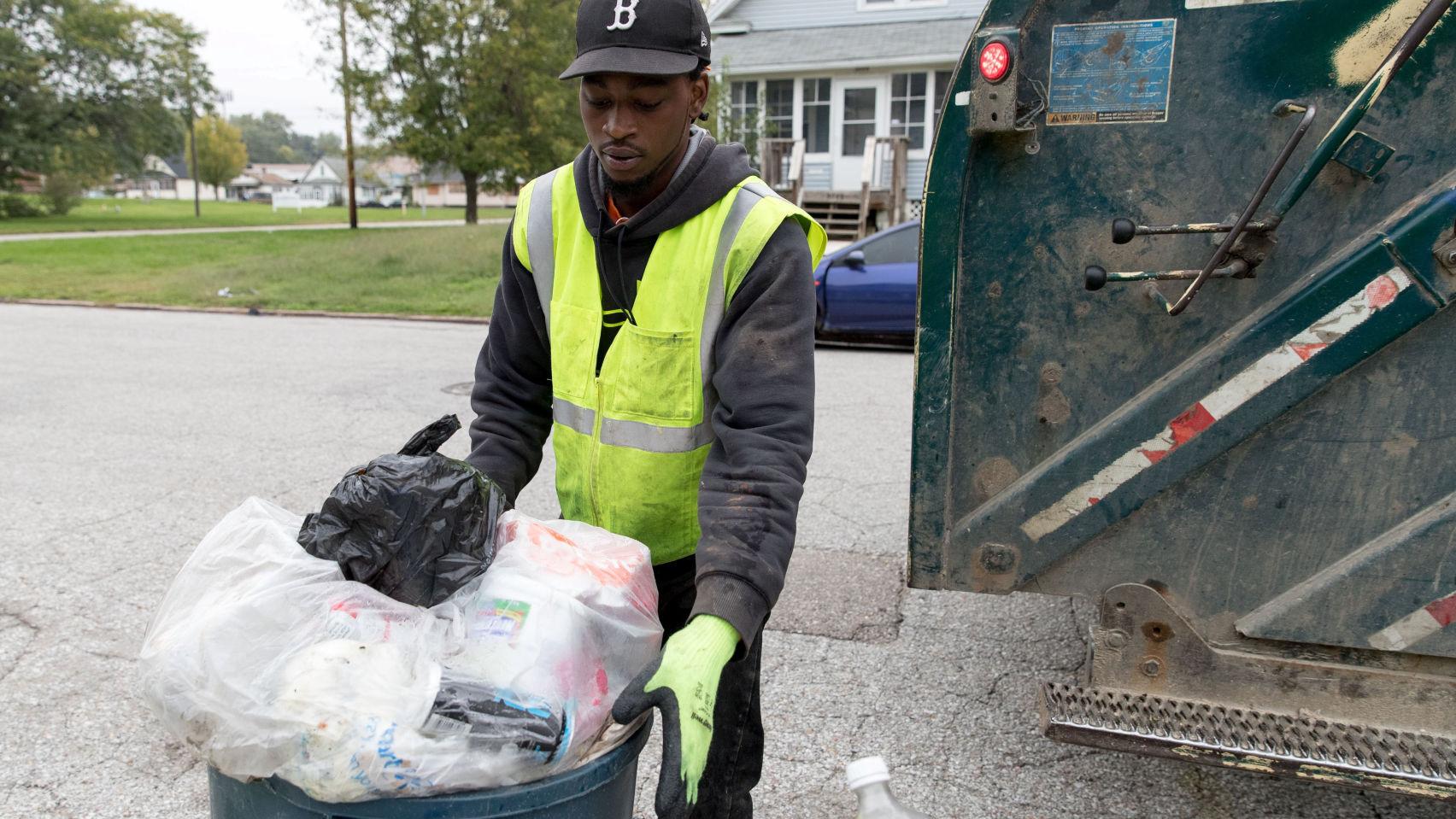 Omahans Would Get Two Covered 96 Gallon Carts Under Proposed 22 7 Million Annual Trash Contract Money Omaha Com