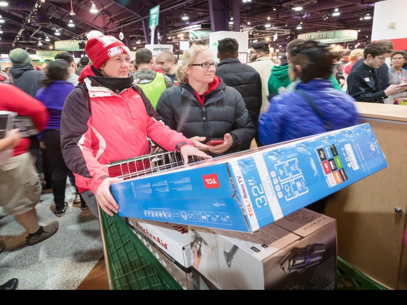 Black Friday Shoppers Hit The Streets For Deals Scoring Bargains On Gifts For Themselves And Others Money Omaha Com