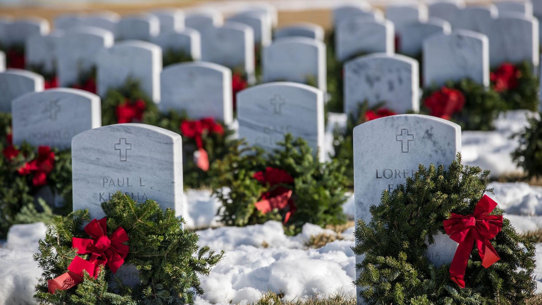 More Than 2 000 Lay Wreaths On Veterans Graves At Omaha National