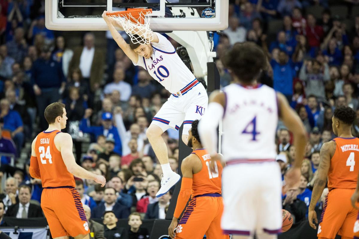 Kansas Duke Advance To Elite Eight Of Ncaa Men S Basketball Tournament In Front Of Omaha Crowd College Omaha Com