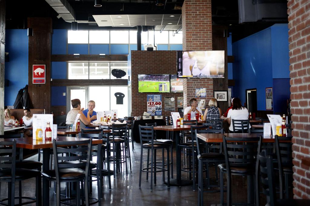 Review Loyal Clientele Now Flocks To Midtown Crossing For Ray S Tried And True Buffalo Wings Plus Omaha Com