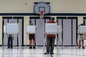Ronald Misetich casts his ballot at Morgan Elementary School during Michigan’s primary election in Shelby Township on Tuesday, Aug. 4, 2026.
