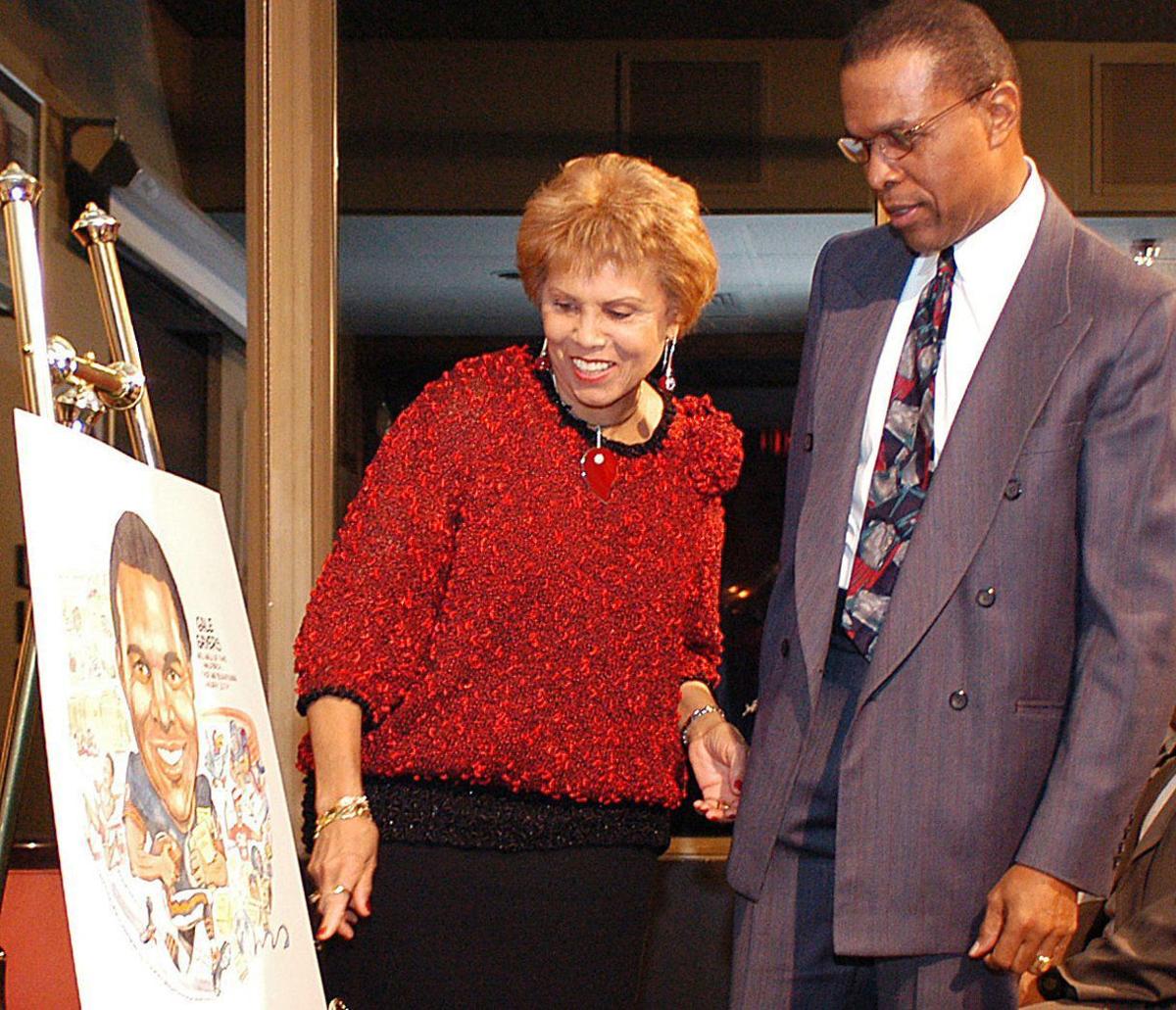 Gale Sayers' widow thankful for outpouring of support; 'It has really blown  me away'