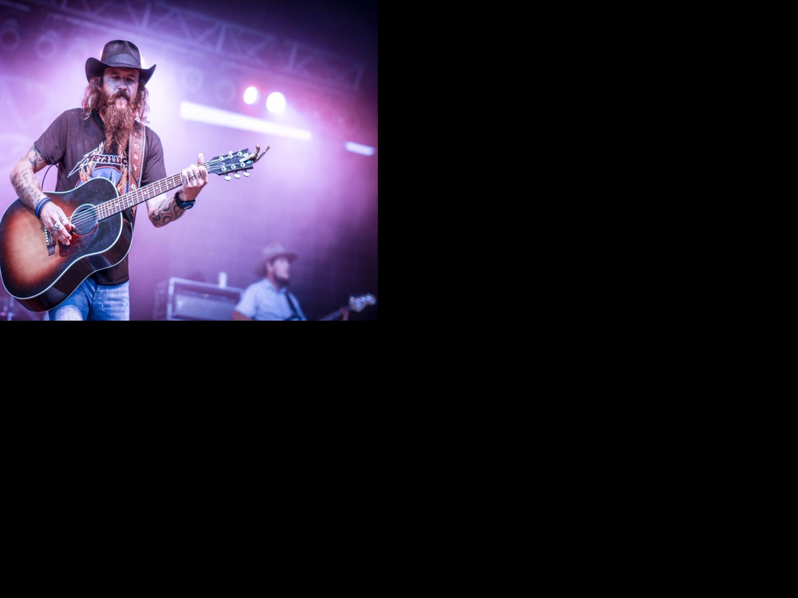 Review Cody Jinks gives it his all before being taken to the hospital
