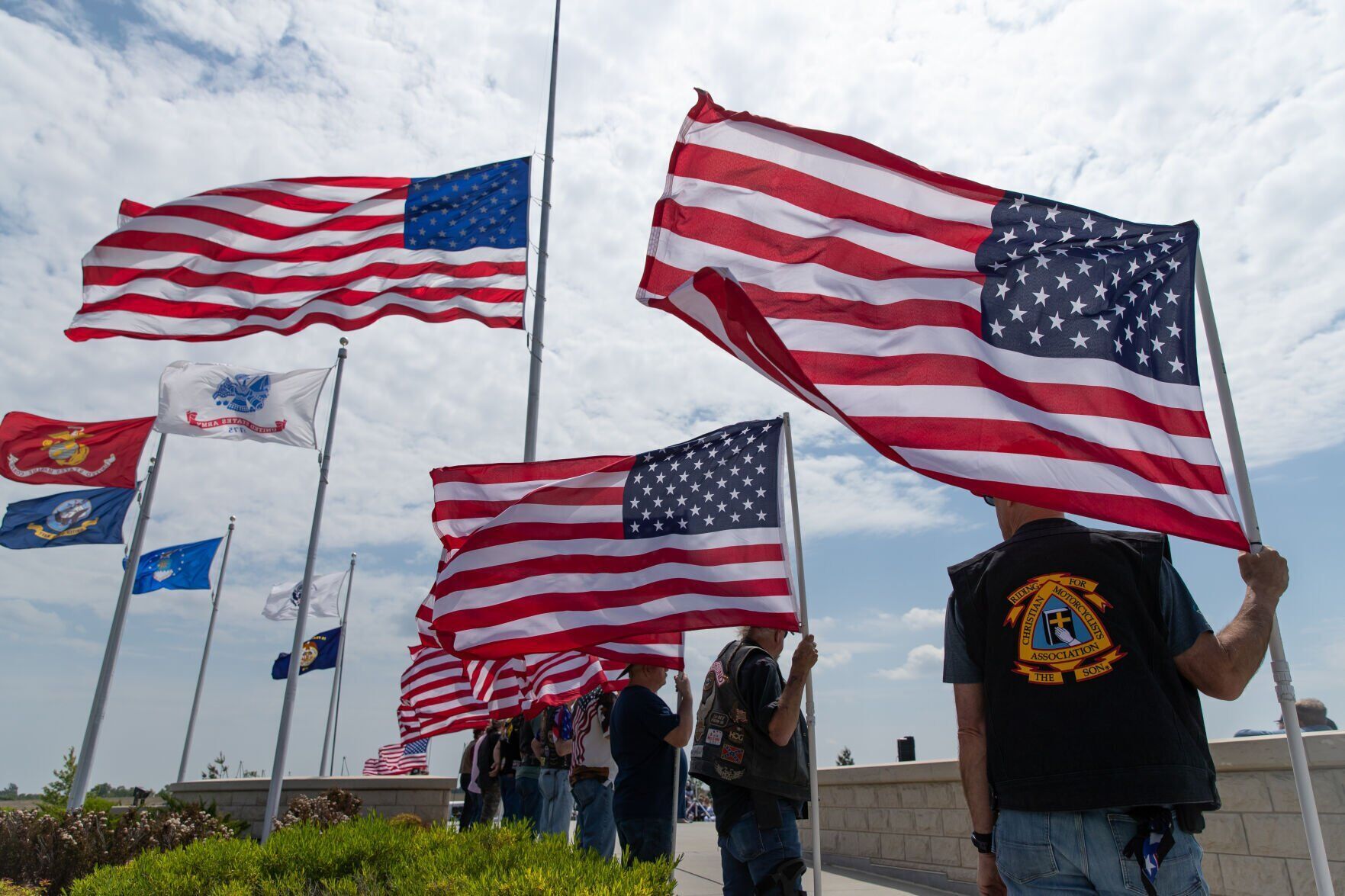 Nebraskans gather to honor war dead on Memorial Day at Sarpy