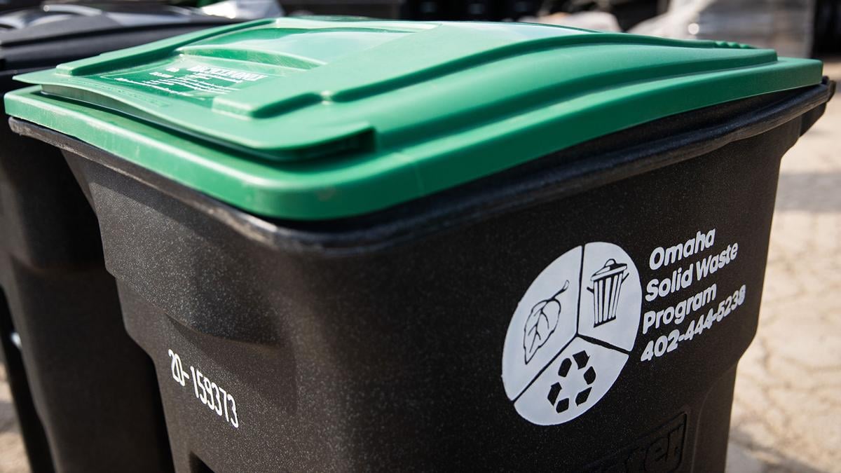 Omahans to start receiving new 96-gallon trash carts Monday, but they can't  be used until November