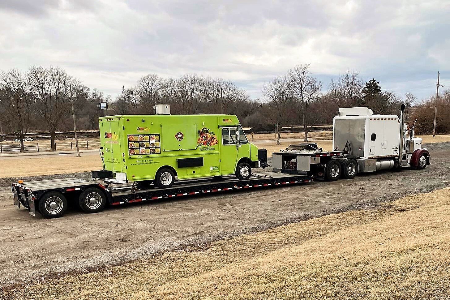 With sit down restaurant open popular food truck leaves