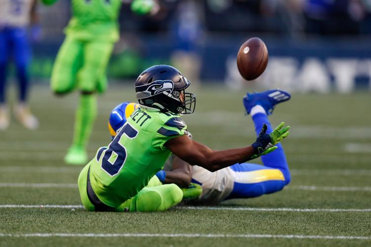 Seattle Seahawks Tyler Lockett breaks finger vs. 49ers