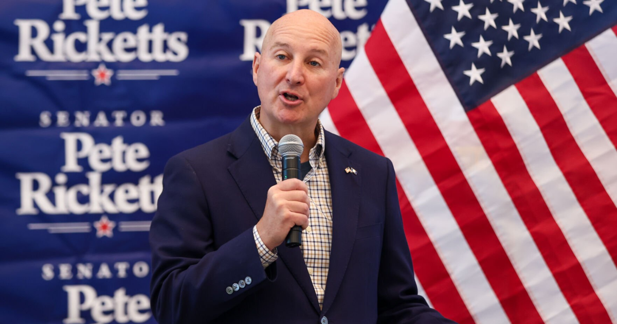 Senator Pete Ricketts kündigt offiziell seine Wiederwahlkampagne an und ...