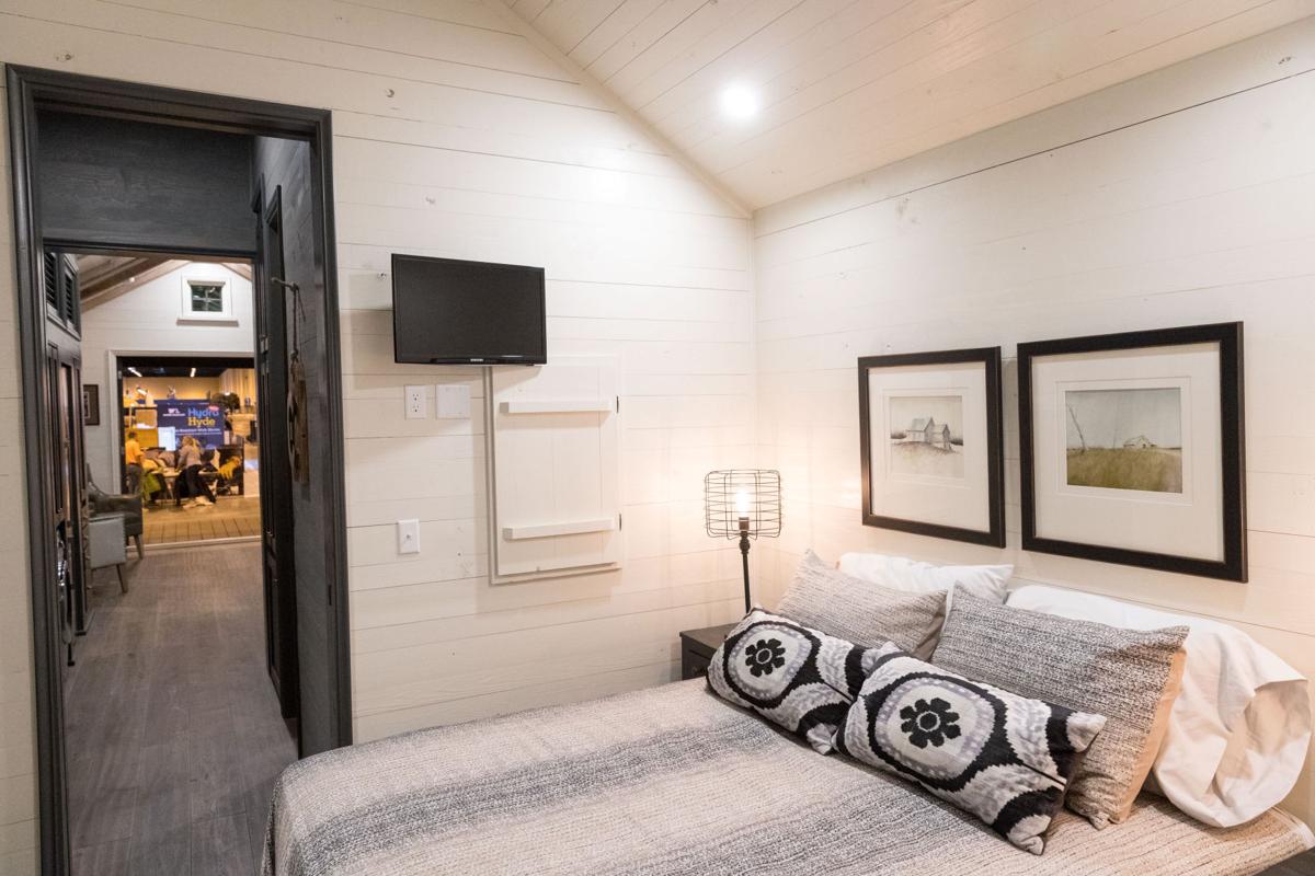 Putting Together Tiny Houses Is A Big Job For Berkshire Subsidiary Clayton Homes Warren Buffett Omaha Com