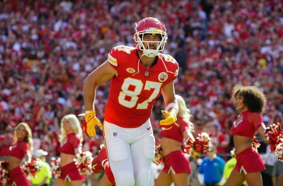 Kansas City Chiefs tight end Travis Kelce joins wedding of Chiefs fans