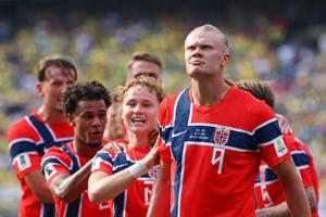 Norway forward Erling Haaland (9) celebrates his first goal the match with teammates during a Round of 16 match of the 2026 FIFA World Cup at New York New Jersey Stadium.