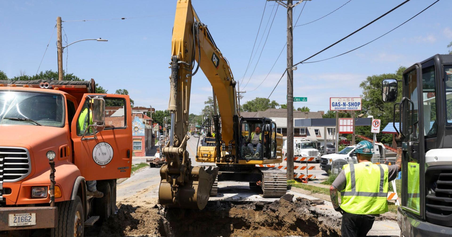 Sinkhole draws curious onlookers in midtown Omaha - Vimarsana News