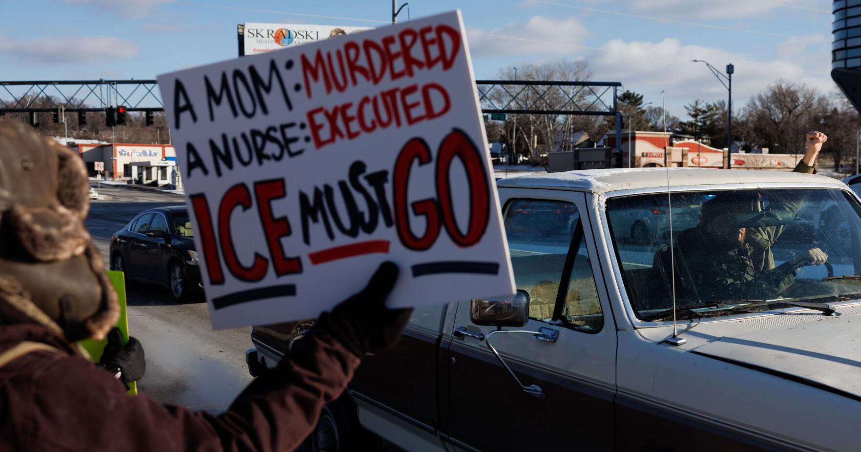 Photos : Hundreds rally in Omaha against ICE activities in Minnesota