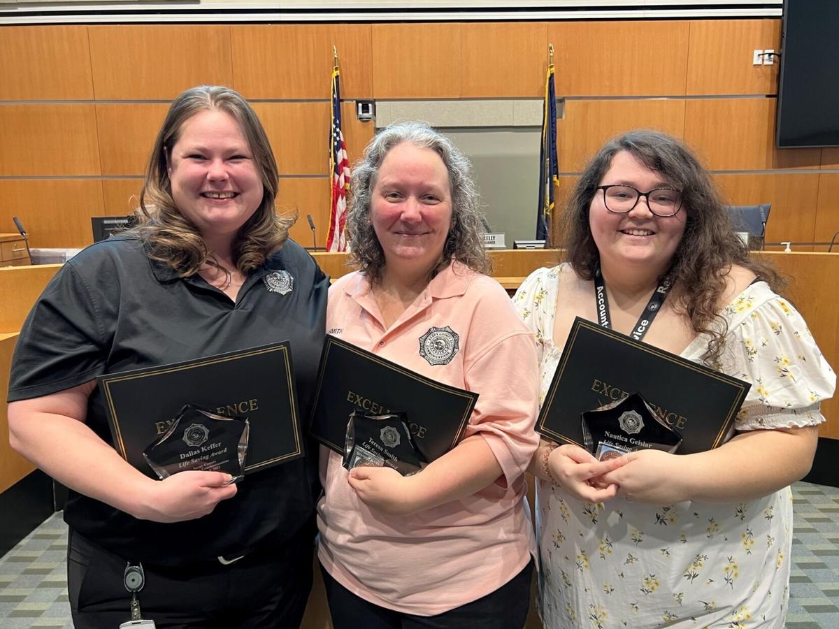 Sarpy Board Honors 911 dispatchers-p1