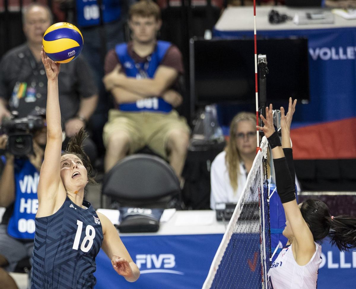 Former Huskers Mikaela Foecke, Jordan Larson thrill Lincoln crowd, help