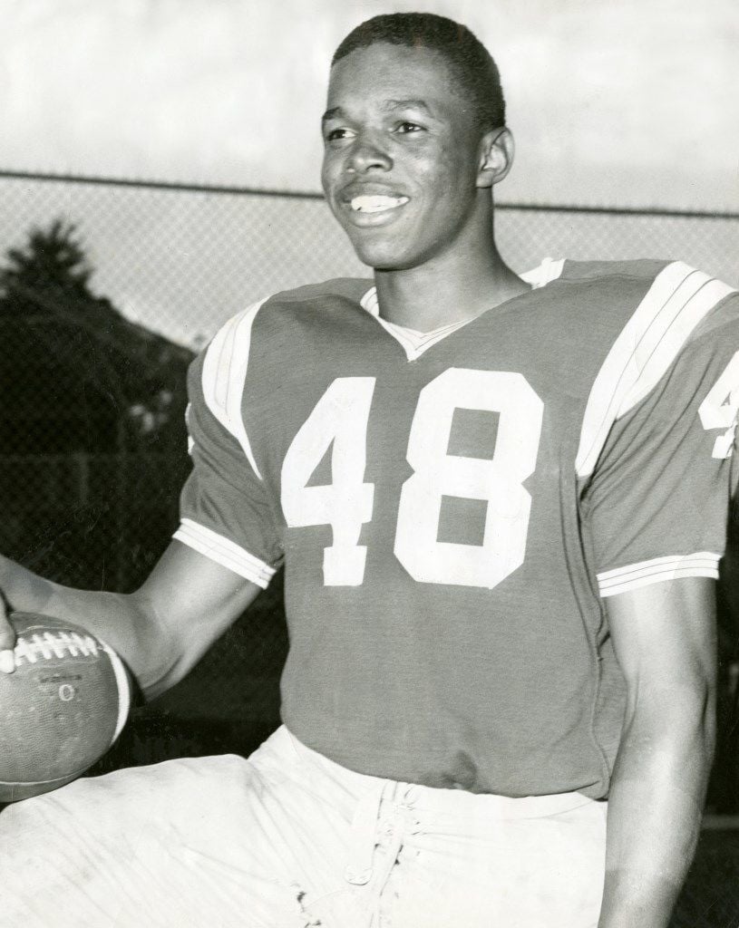 Gale Sayers, Bears legend and “Kansas Comet” dies at 77 - Chicago Sun-Times