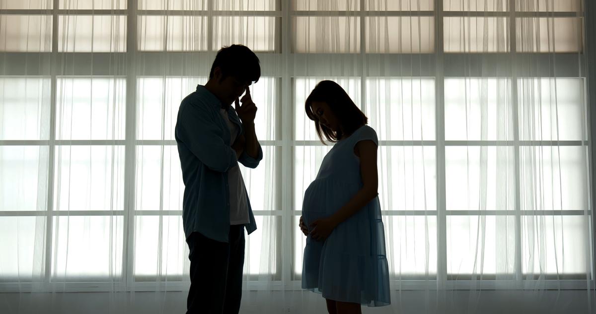 Illustration of a pregnant couple.