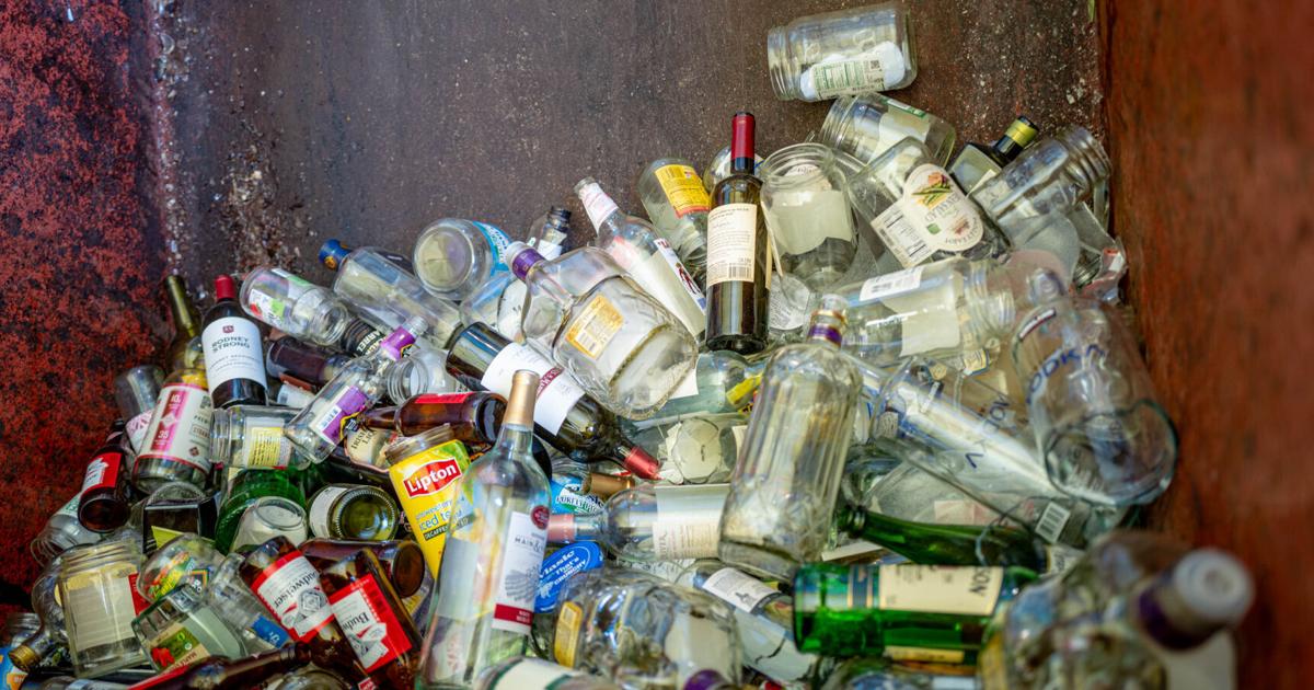 Die Einwohner Nebraskas werfen jedes Jahr Tonnen von Glas auf Mülldeponien ...