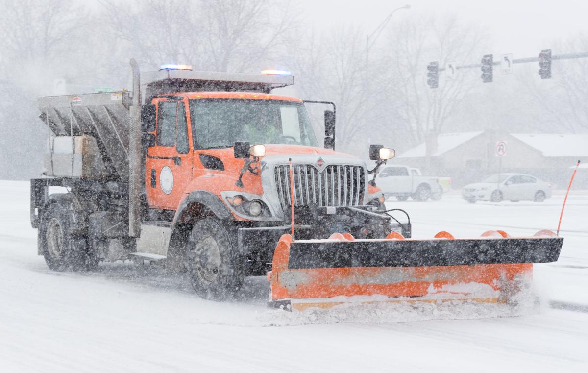 Omaha moms show snowplow drivers some love with dozens of pizzas