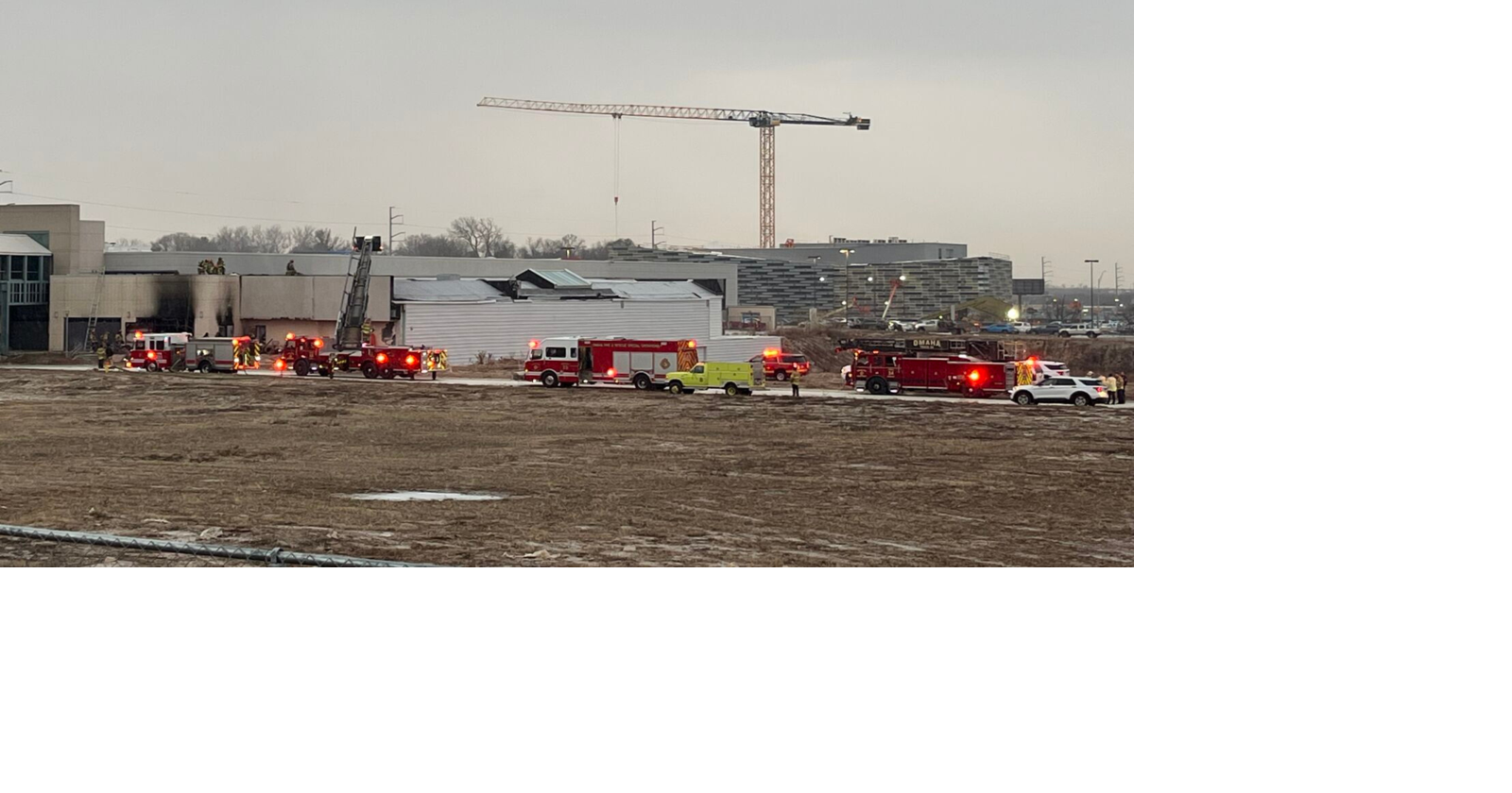 Feuerwehrleute und Polizei von Omaha reagieren auf großen Gebäudebrand im ...