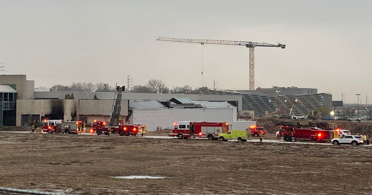 Feuerwehrleute und Polizei von Omaha reagieren auf großen Gebäudebrand im ...