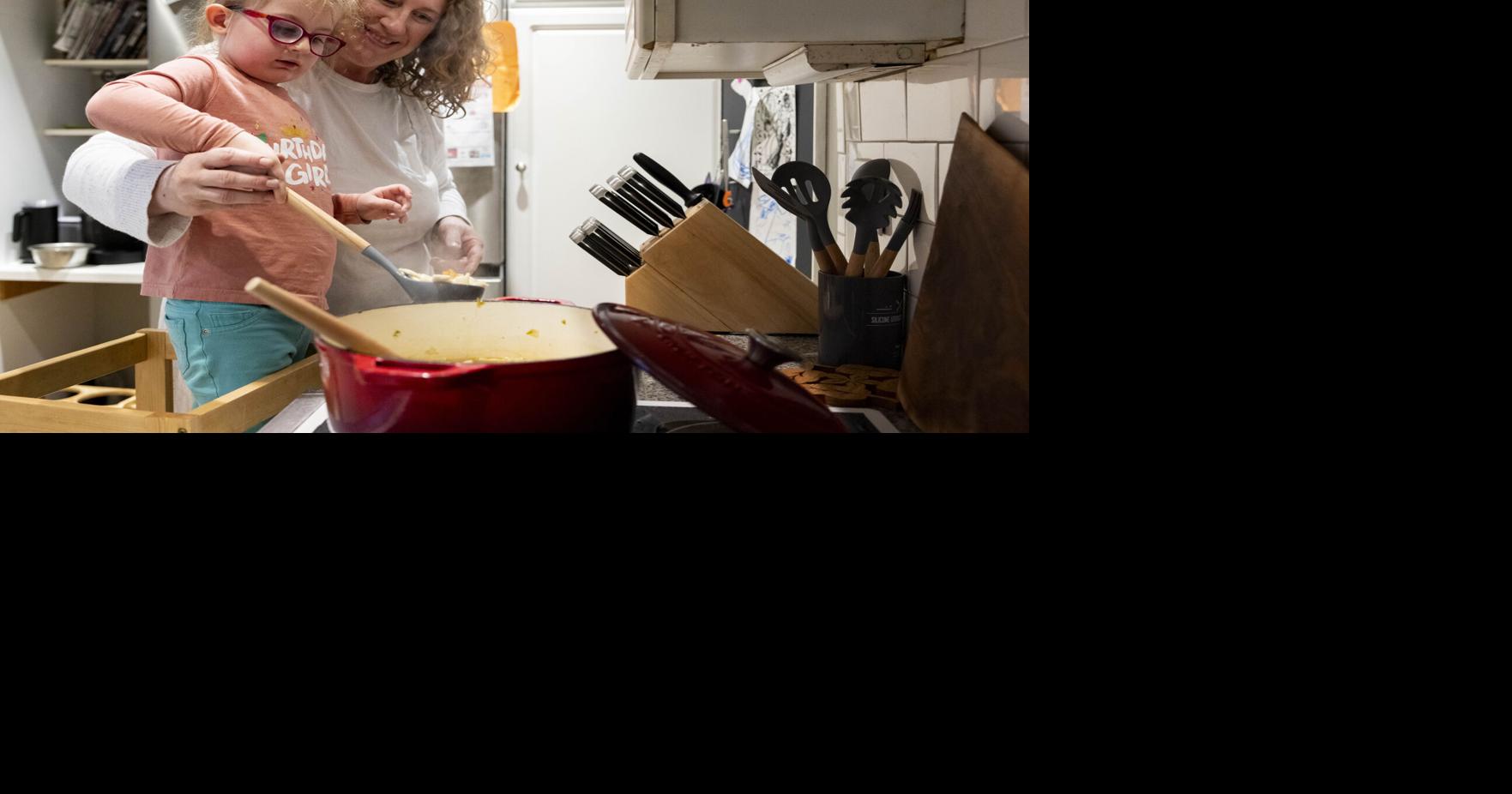Photos: 4-year-old Marrol makes soup with her mother