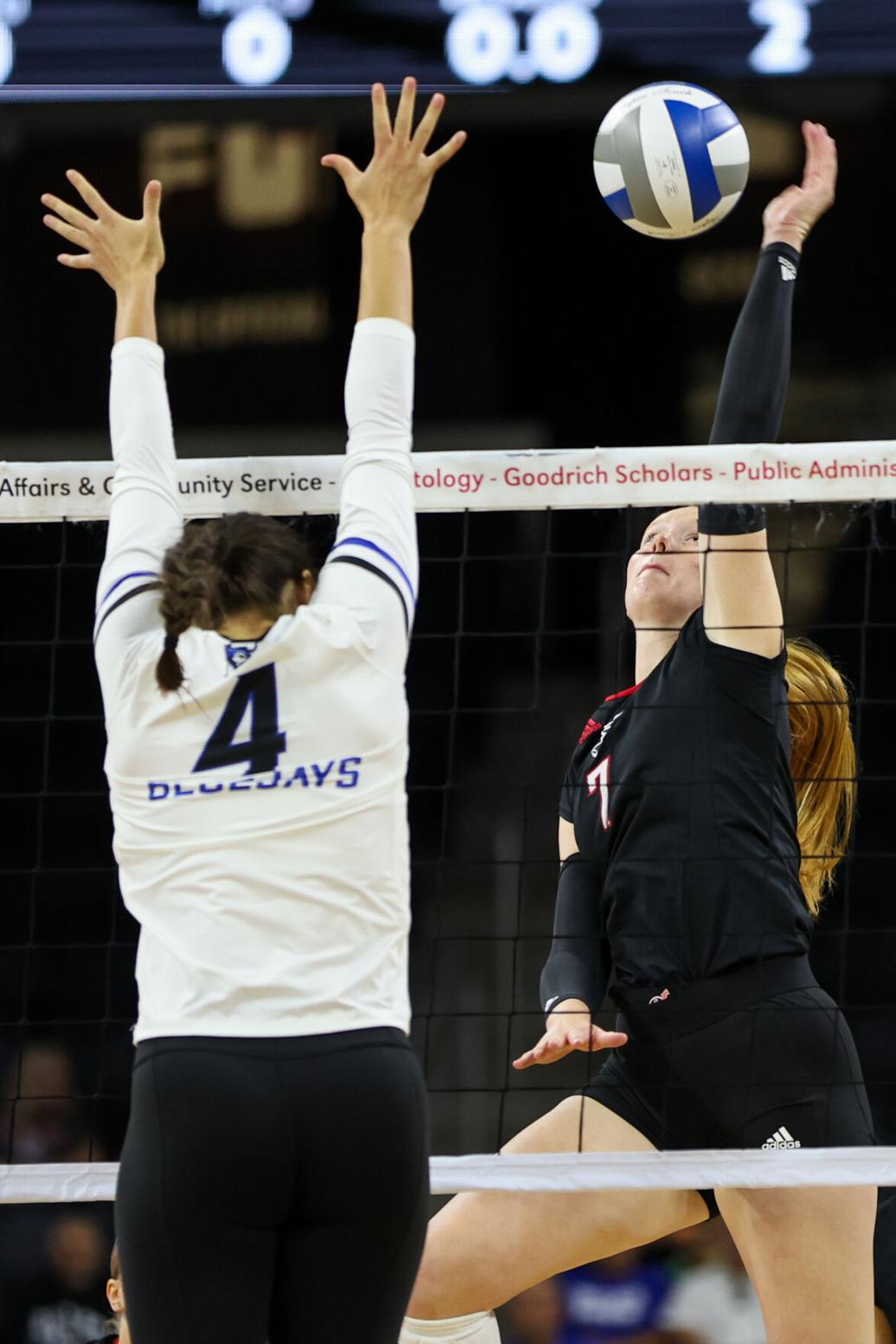 Omaha volleyball falls after UMKC rallies in the fifth set