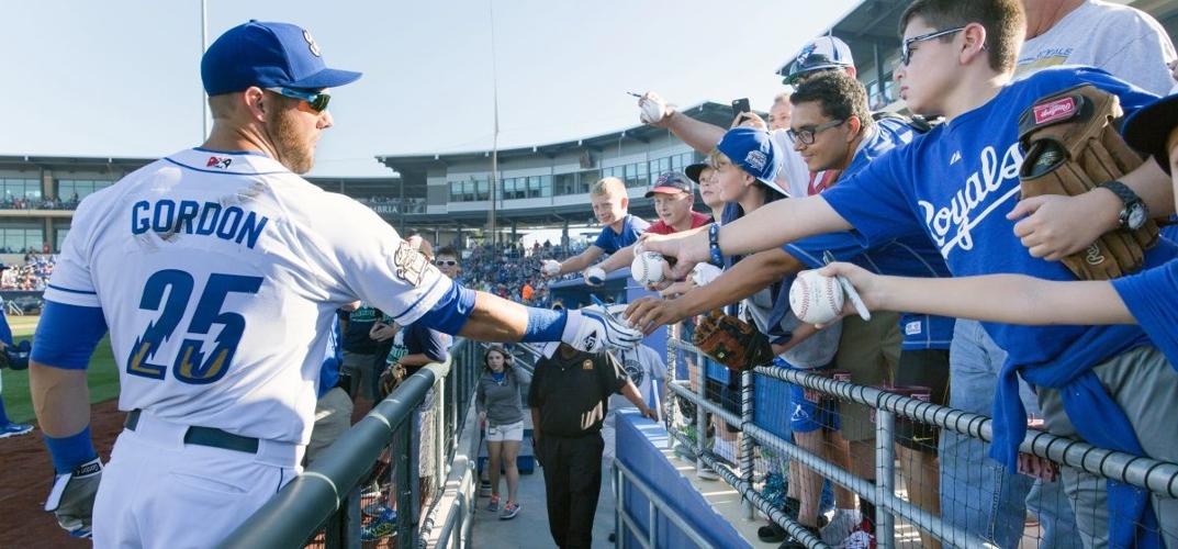 Sellout crowd sees ex-Huskers Alex Gordon, Joba Chamberlain sparkle in  Storm Chasers' victory