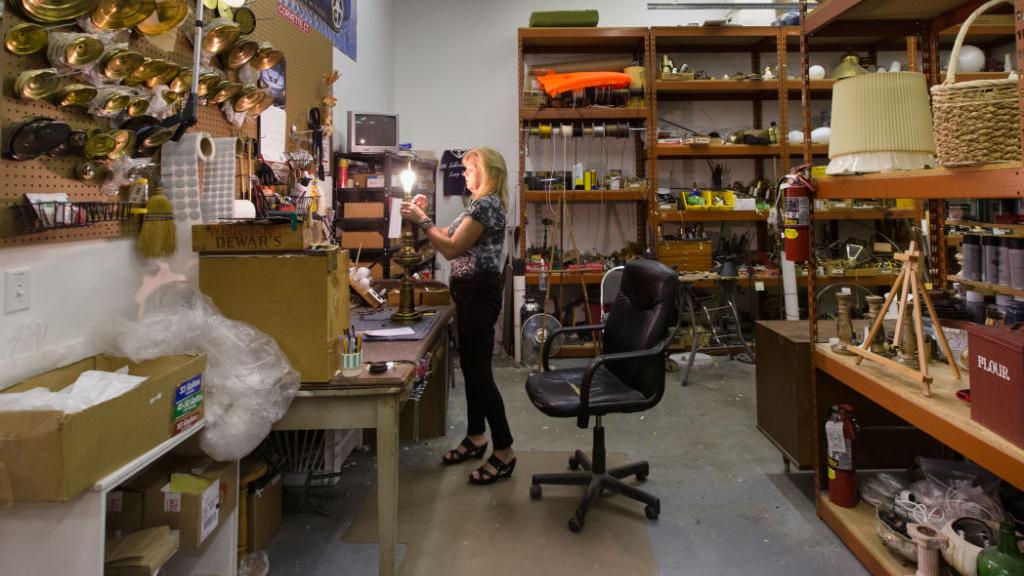 A Tradition That S Ending After Nearly 70 Years Schloeman S Lamp Shop To Close Money Omaha Com