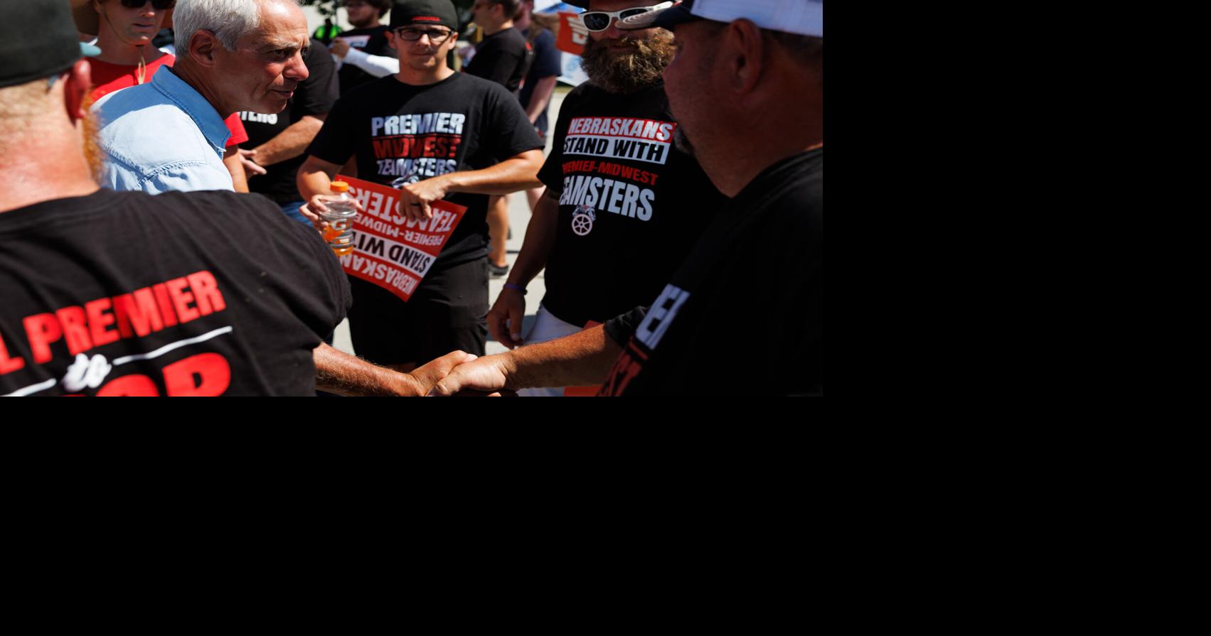 Rahm Emanuel joins Denise Powell on beer picket line in Omaha in CD2