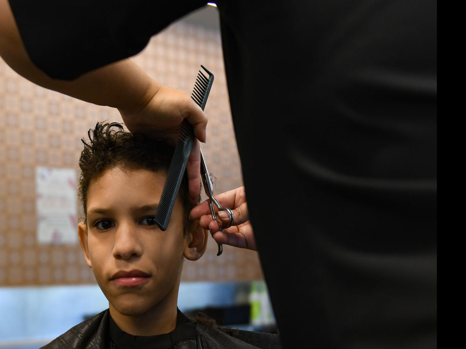 Omaha Hairstylists Provide Back To School Haircuts To More Than 50 Needy Kids Local News Omaha Com