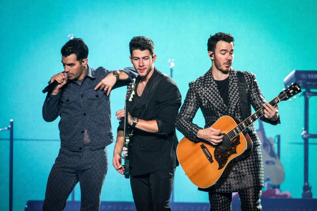 Review Jonas Brothers Perfect Harmonies Fire Up Sold Out Crowd