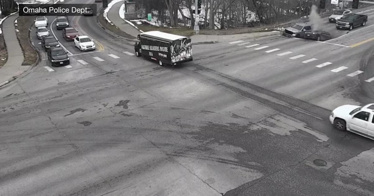 Motorradfahrer bei Sturz von der I-480 auf den Highway 75 lebensgefährlich ...