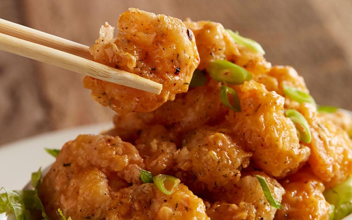 Related Stories You can even ease the burden on your budget by patronizing restaurants that grant a military discount. Here’s a look at more than a dozen restaurant discounts to consider the summer: Applebee’s. Hop on in for impromptu family visit and enjoy a 10 percent discount with valid military ID. Buffalo Wild Wings.