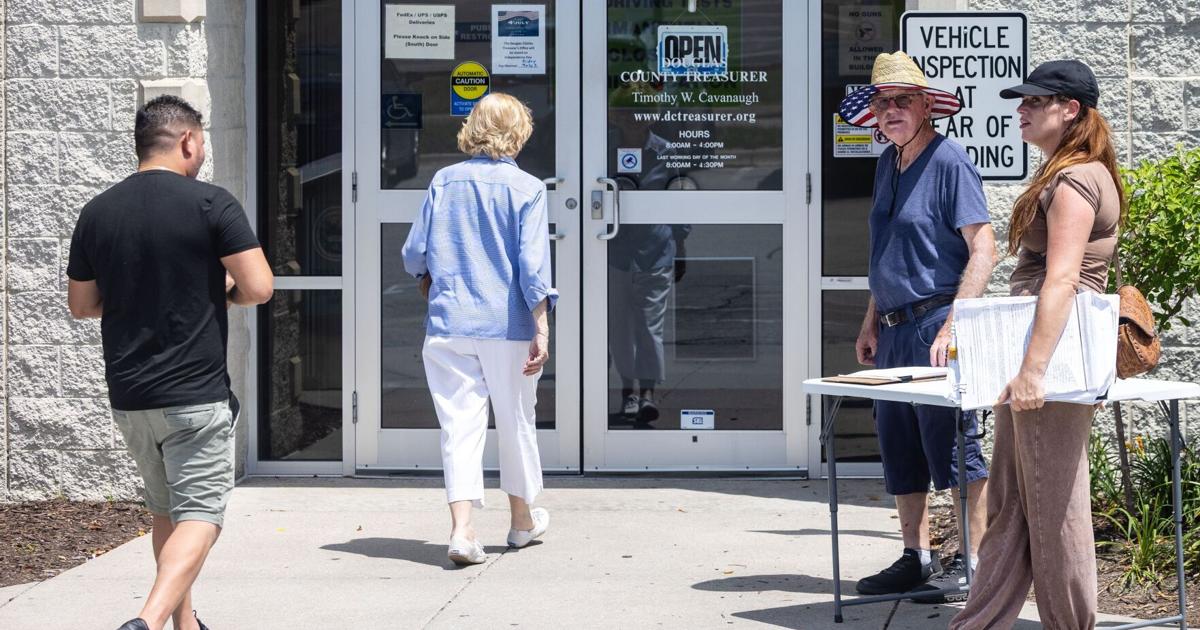 Groups turn in signatures to create two new Nebraska political parties