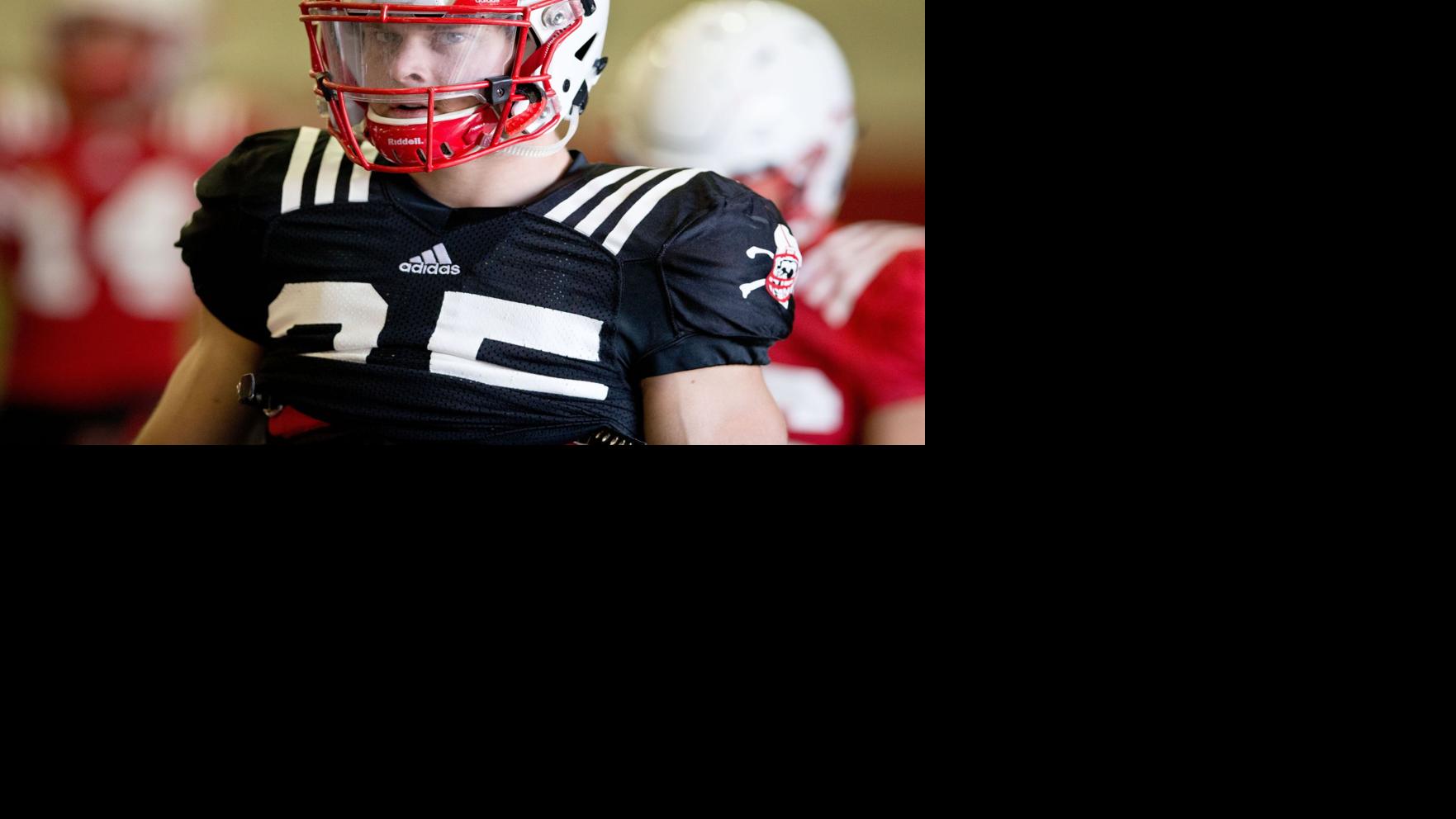 Chatelain Huskers Cethan Carter Nate Gerry Are Symbols Of Senior