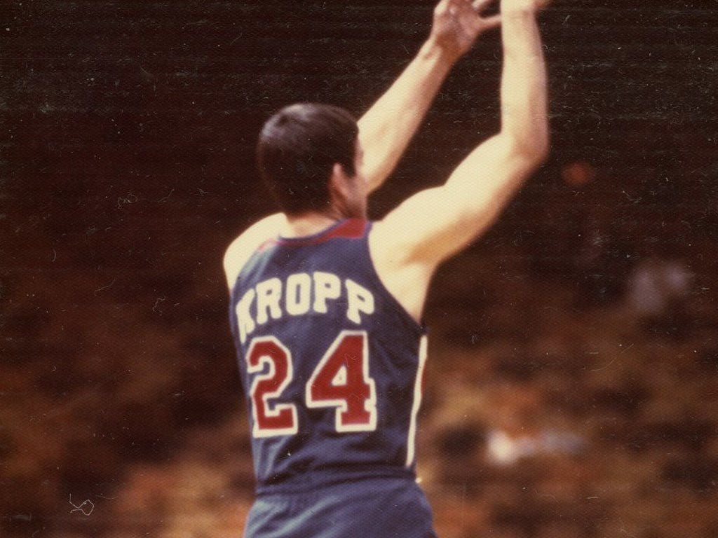 South High School basketball kids watch legend Bill Walton shoot some hoops