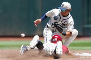 061226-owh-spo-cwsgameone-17.JPG