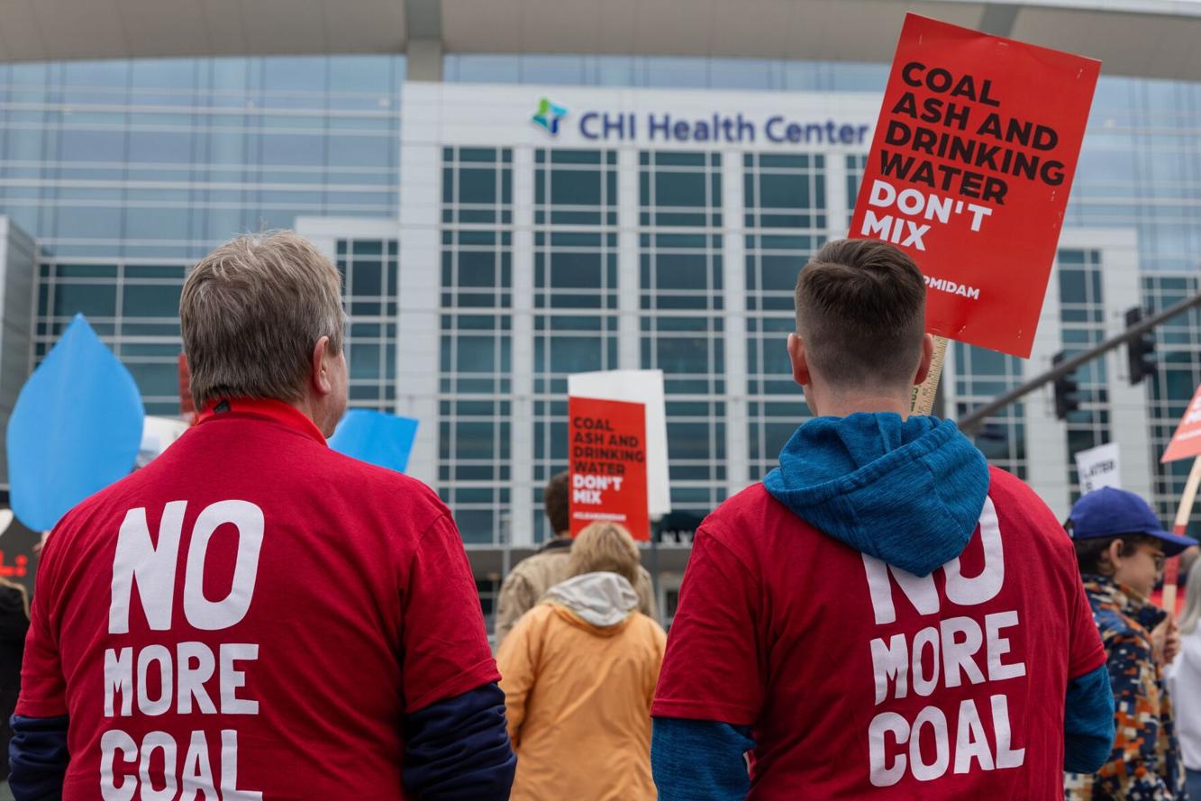 Live Berkshire Hathaway shareholders meeting in Omaha