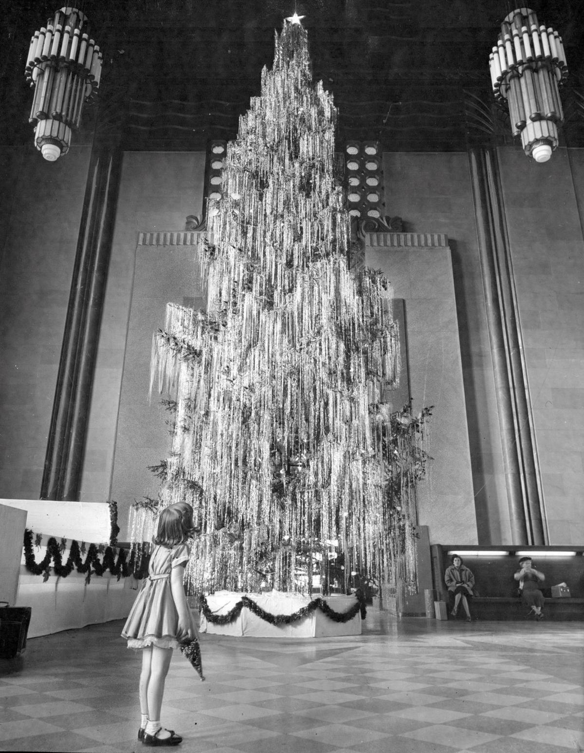 Holiday Lights Festival strings 1 million glowing bulbs across 40