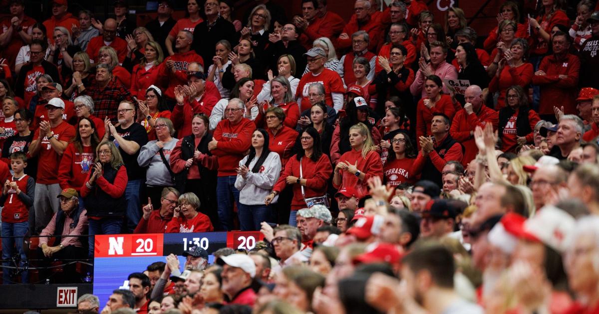 Cuentos de la fila de boletos: por qué un fanático esperó 9 horas por un lugar para ver el voleibol de Nebraska