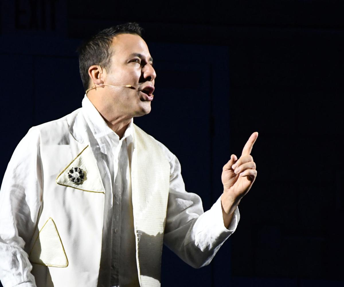 Howie D top
