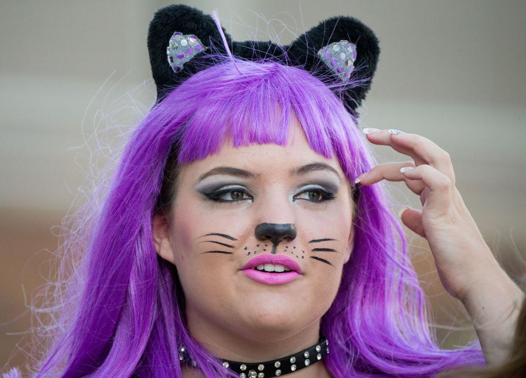 Review Katy Perry Wows Crowd With Vibrant Costumes Light