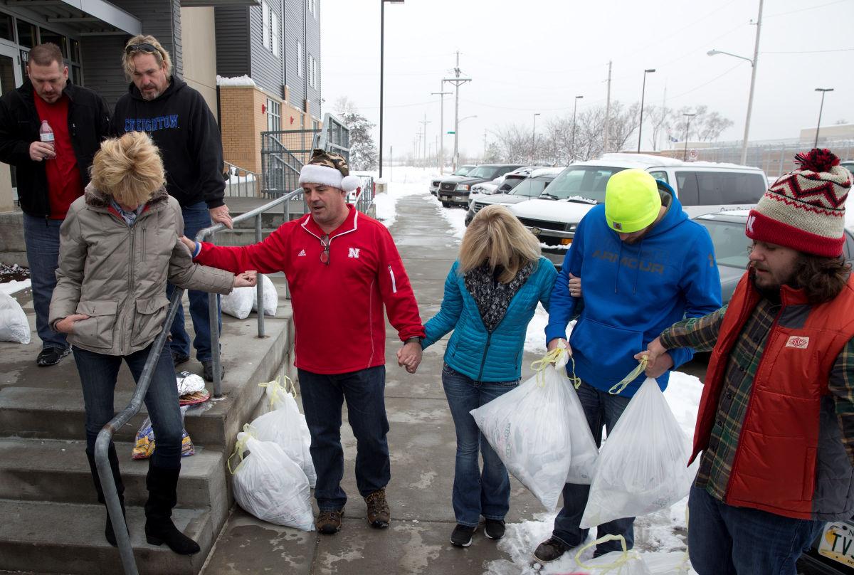 A Mission To Serve Unites Volunteers Helping Out At Homelesss Shelters On Christmas Local News Omaha Com