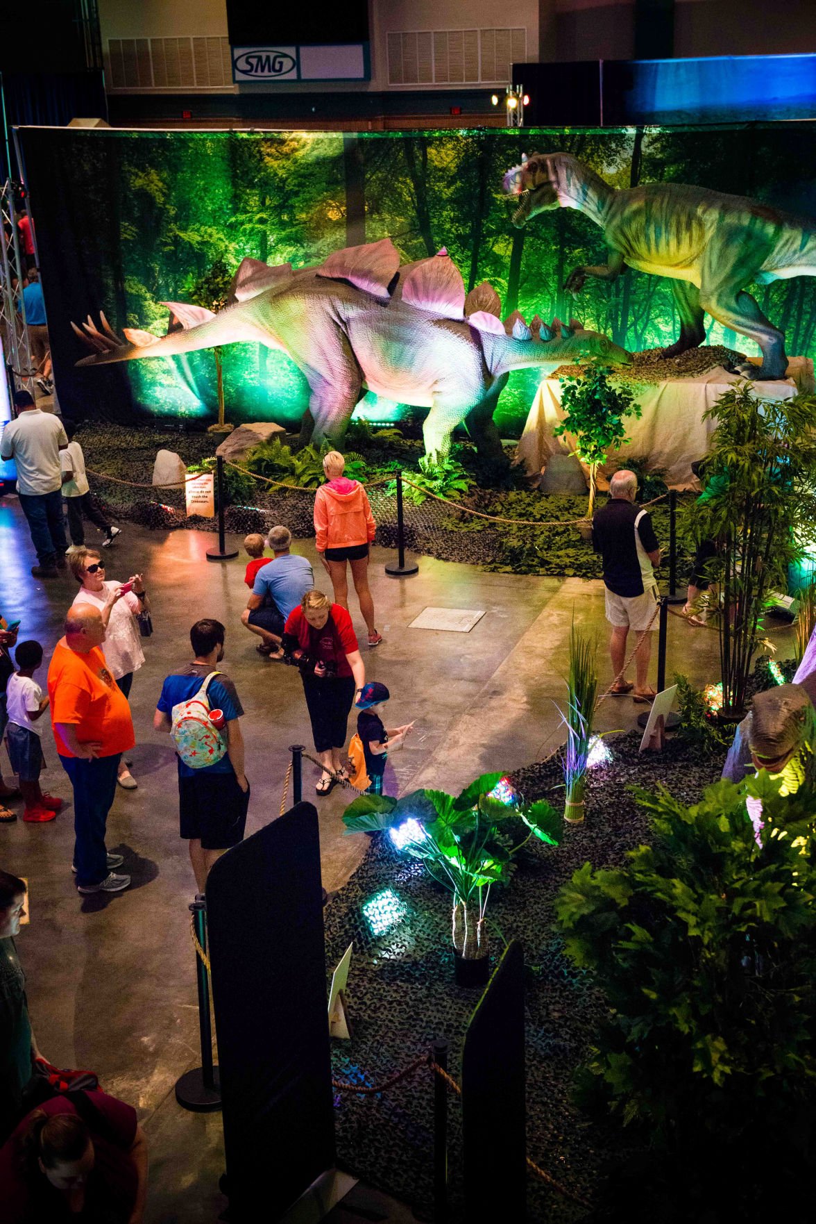 People are obsessed with dinosaurs, and 2 exhibits in Omaha are helping