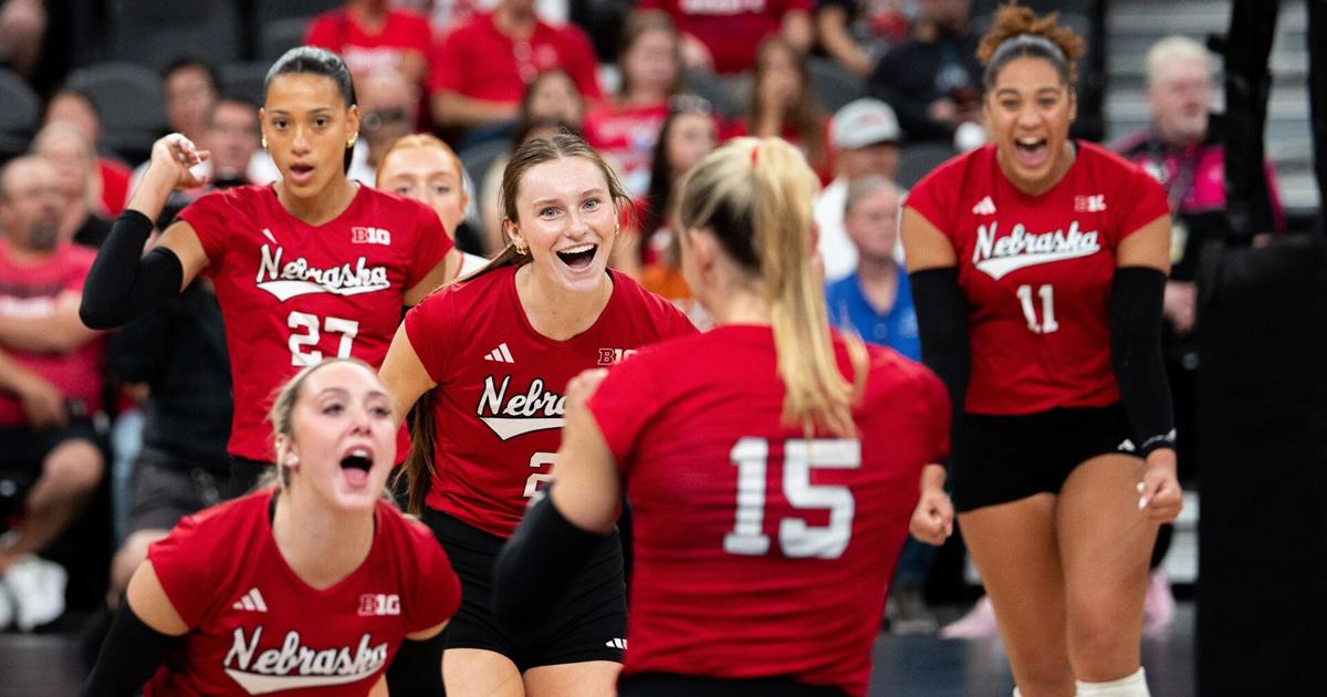 Die Volleyballmannschaft von Nebraska bleibt die Nummer 1 in den AVCA Top ...